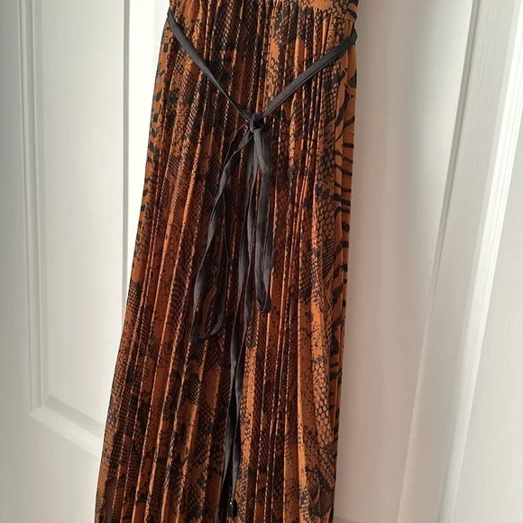 NWT Banana Republic women’s Size 2 maxi dress, strappy with pleated lower half - Picture 2 of 6